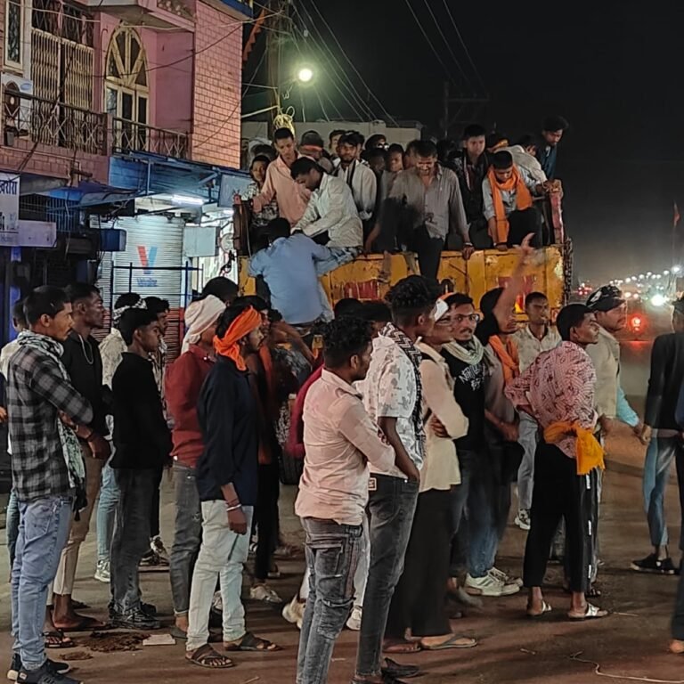 खरोरा पुलिस की बड़ी कार्रवाई: 250 श्रद्धालुओं की जान जोखिम में डालकर दौड़ रहे ट्रेलर को पकड़ा, मानवीय चेहरा दिखाते हुए यात्रियों को सुरक्षित घर भेजा WhatsApp Image 2026 03 22 at 13.24.08