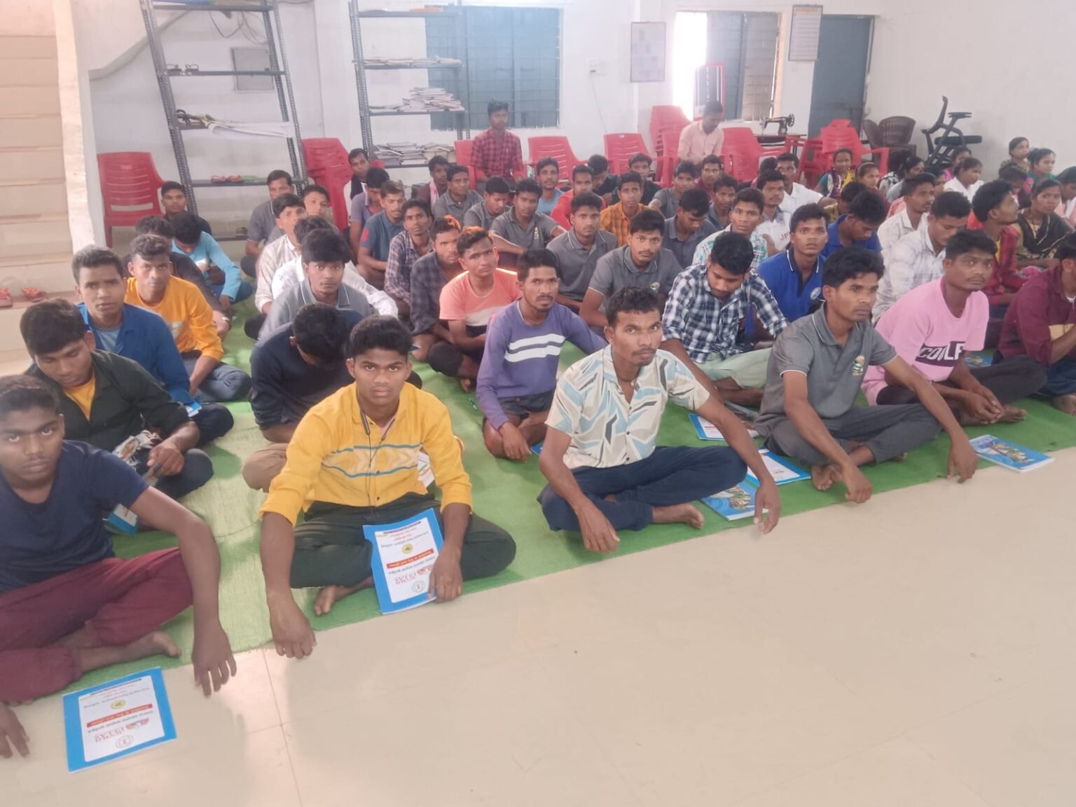 बीजापुर में हिंसा का रास्ता छोड़ थामी कलम, 85 आत्मसमर्पित माओवादियों ने दी साक्षरता परीक्षा WhatsApp Image 2026 03 22 at 17.24.14