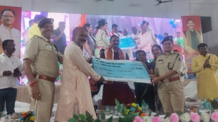 एमसीबी जिले से टीबी मुक्त भारत अभियान का शुभारंभ, स्वास्थ्य मंत्री श्याम बिहारी जायसवाल ने दिखाई हरी झंडी। WhatsApp Image 2026 03 26 at 16.00.29