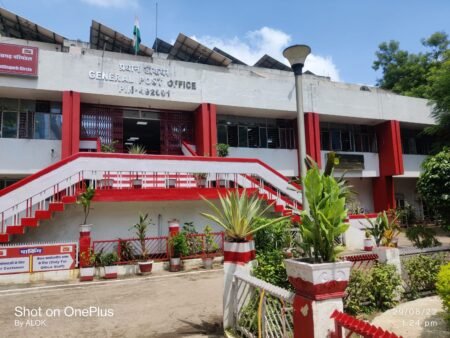 रायपुर संभाग के डाकघरों में अंतरराष्ट्रीय पार्सल सेवा शुरू: अब सात समंदर पार सामान भेजना हुआ आसान WhatsApp Image 2026 03 26 at 18.36.24