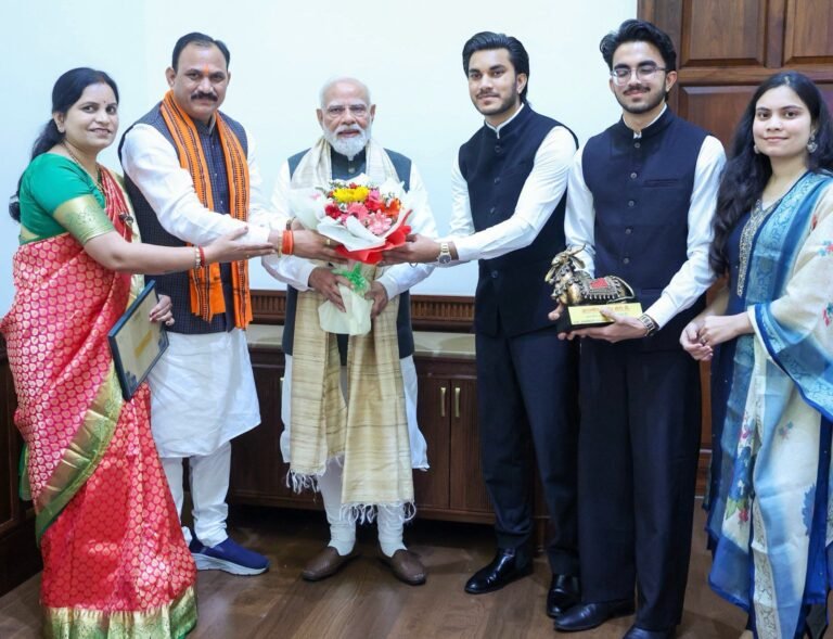 डॉक्टर बिटिया की शादी का न्यौता देने सपरिवार पीएम मोदी के पास पहुंचे स्वास्थ्य मंत्री श्यामबिहारी जायसवाल, प्रधानमंत्री ने दिया स्नेहिल आशीर्वाद WhatsApp Image 2026 03 27 at 22.20.52