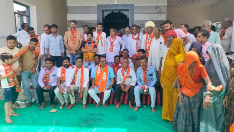 हिंगोनिया में विधायक शत्रुघ्न गौतम ने प्रधानमंत्री की मन की बात लाइव कार्यक्रम कार्यकर्ताओं की बीच देखा WhatsApp Image 2026 03 29 at 13.28.10