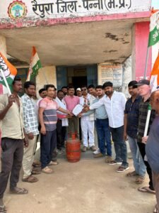 रैपुरा (जिला पन्ना) — ब्लॉक कांग्रेस कमेटी रैपुरा द्वारा आज महंगाई के मुद्दे को लेकर जोरदार विरोध दर्ज कराया गया। ब्लॉक अध्यक्ष प्रेम सिंह परस्ते के नेतृत्व में कार्यकर्ताओं ने गैस सिलेंडर, बिजली दरों में बढ़ोतरी तथा पेट्रोल-डीजल की किल्लत को लेकर तहसीलदार के माध्यम से राष्ट्रपति के नाम ज्ञापन सौंपा। WhatsApp Image 2026 03 30 at 18.13.16