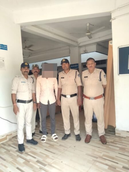 डिजिटल डकैती: सगे भरोसे का कत्ल कर हड़पे 4.85 लाख, शहडोल पुलिस ने जालसाज को जबलपुर स्टेशन से दबोचा WhatsApp Image 2026 03 30 at 18.14.41