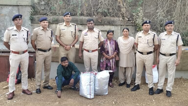 रायपुर में गांजा तस्करी का भंडाफोड़: प्रेमी-प्रेमिका बनकर खड़ियार रोड से प्रयागराज ले जा रहे थे 13 किलो गांजा, पुलिस ने दबोचा e1f9e10b fa4b 4f59 94f8 f000125f0c89