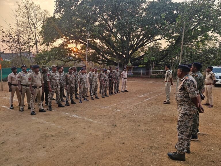 गरियाबंद पुलिस की सुरक्षा व्यवस्था चाक-चौबंद, होली त्योहार के मद्देनजर शांति और कानून व्यवस्था बनाए रखने के लिए जिले भर में निकाला गया फ्लैग मार्च। f1e82d6a fa96 48d0 8e01 99ec04756dd3