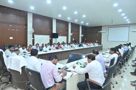 “गरियाबंद में कलेक्टर उइके की सख्ती: लापरवाह अधिकारियों-सचिवों को नोटिस, योजनाओं की गहन समीक्षा” fed362c5 e506 4878 8067 4d9f44213342