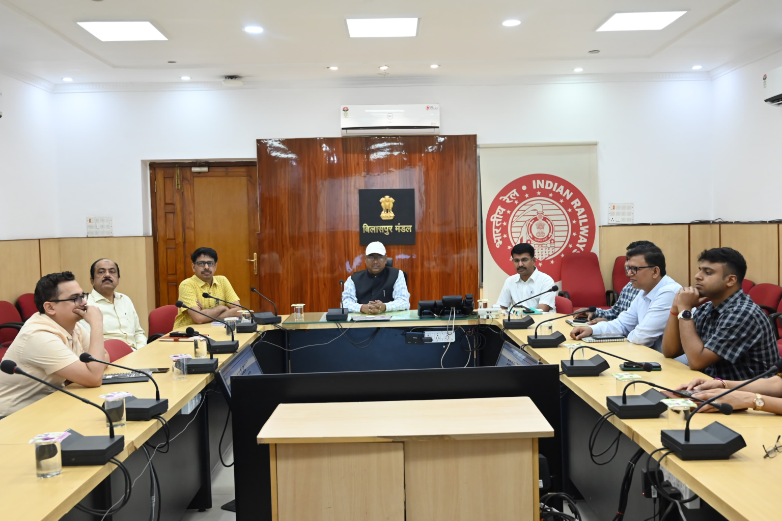 मंडल रेल प्रबंधक सभाकक्ष में “सेवा संकल्प प्रस्ताव” का वाचन एवं चर्चा web.whatsapp 2026 03 02T165856.788