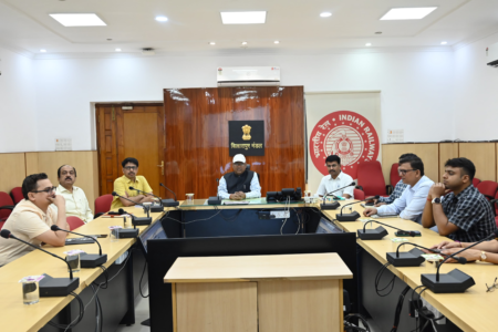 मंडल रेल प्रबंधक सभाकक्ष में “सेवा संकल्प प्रस्ताव” का वाचन एवं चर्चा web.whatsapp 2026 03 02T165856.788