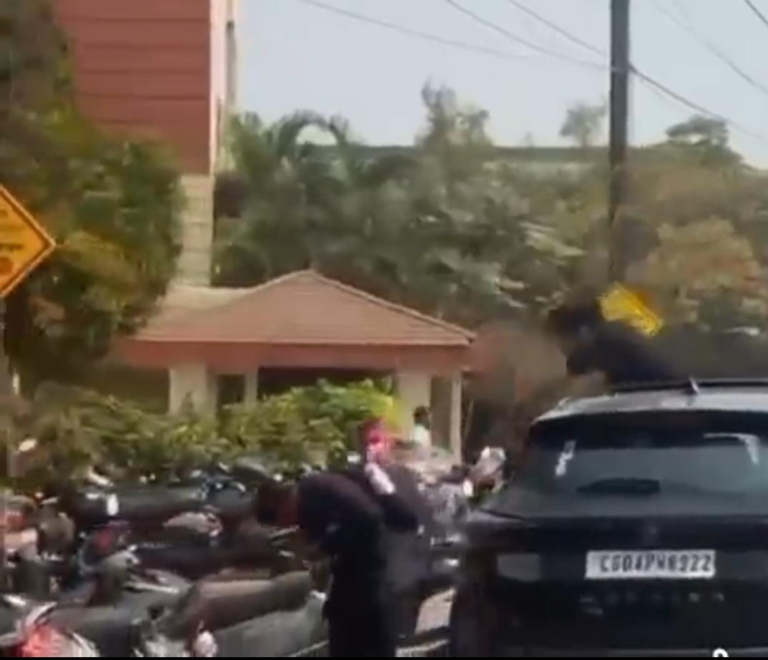 राहगीरों पर पानी के गुब्बारे फेंकने वाले हुड़दंगियों पर पुलिस का शिकंजा, कार जब्त web.whatsapp 6