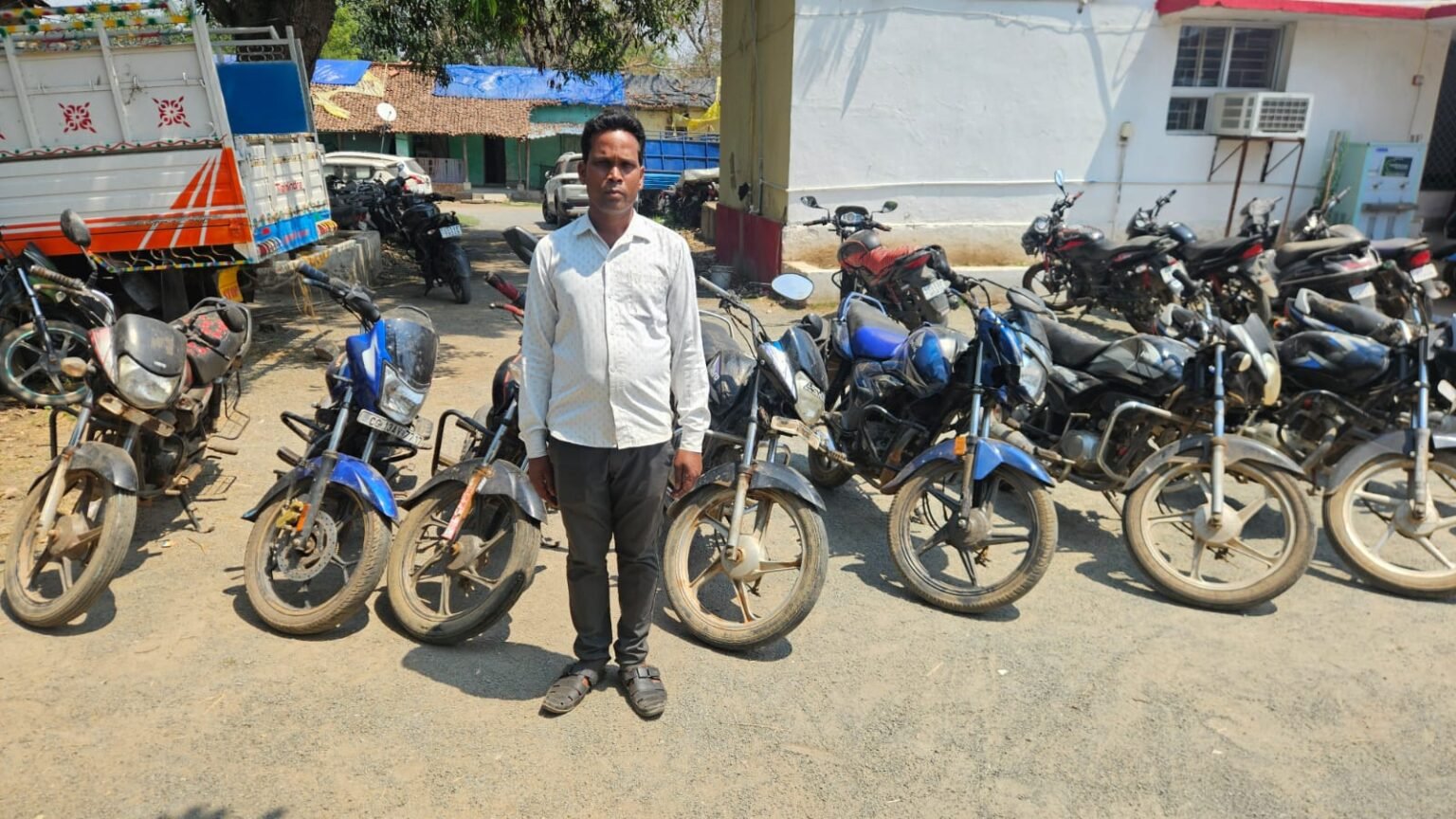 ऊंचे ब्याज के जाल में ग्रामीणों को फंसाने वाला सूदखोर गिरफ्तार, रायगढ़ पुलिस ने जब्त की 8 बाइक WhatsApp Image 2026 04 04 at 17.09.57