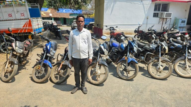 ऊंचे ब्याज के जाल में ग्रामीणों को फंसाने वाला सूदखोर गिरफ्तार, रायगढ़ पुलिस ने जब्त की 8 बाइक WhatsApp Image 2026 04 04 at 17.09.57
