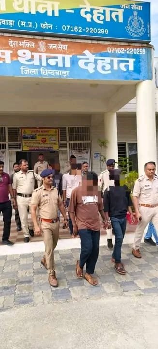 छिंदवाड़ा देहात थाना कार्यवाही: सराफा व्यवसायी लूटकांड का खुलासा,4आरोपी गिरफ्तार,5.25 लाख के जेवर बरामद WhatsApp Image 2026 04 04 at 17.14.22