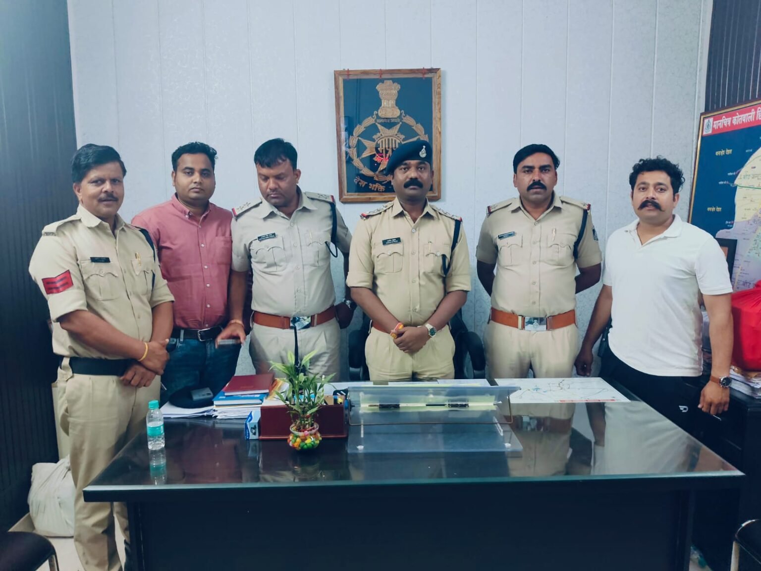 छिंदवाड़ा मानसरोवर सीसा हाउस में कोतवाली पुलिस की रेड, प्रतिबंधित इलेक्ट्रिक वेब सिगरेट बेचते हुए दुकानदार गिरफ्तार, WhatsApp Image 2026 04 04 at 21.13.59