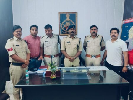 छिंदवाड़ा मानसरोवर सीसा हाउस में कोतवाली पुलिस की रेड, प्रतिबंधित इलेक्ट्रिक वेब सिगरेट बेचते हुए दुकानदार गिरफ्तार, WhatsApp Image 2026 04 04 at 21.13.59