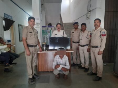 आंगनबाड़ी में चोरी करने वाला आरोपी गिरफ्तार, पुलिस ने बरामद किया चोरी का सारा सामान WhatsApp Image 2026 04 05 at 18.53.54