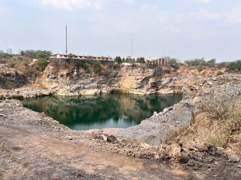 रायपुर कलेक्ट्रेट खनिज विभाग की गिट्टी खदानो पर बड़ी कार्रवाई क्रेशर सील WhatsApp Image 2026 04 06 at 11.40.48