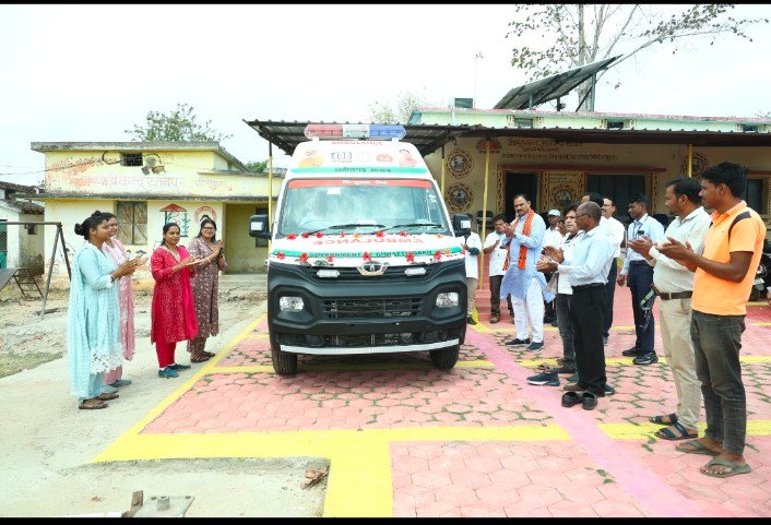 खड़गवां में निर्माणाधीन पीएचसी रतनपुर का निरीक्षण, नवीन 108 एम्बुलेंस का शुभारंभ WhatsApp Image 2026 04 06 at 15.40.36