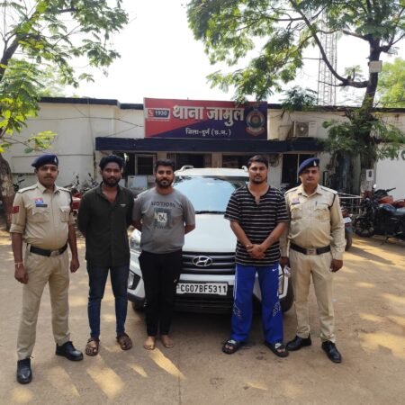 IPL सट्टे पर दुर्ग पुलिस का बड़ा एक्शन: क्रेटा कार में घूम-घूमकर खिला रहे थे ऑनलाइन सट्टा, 3 गिरफ्तार WhatsApp Image 2026 04 06 at 16.43.07