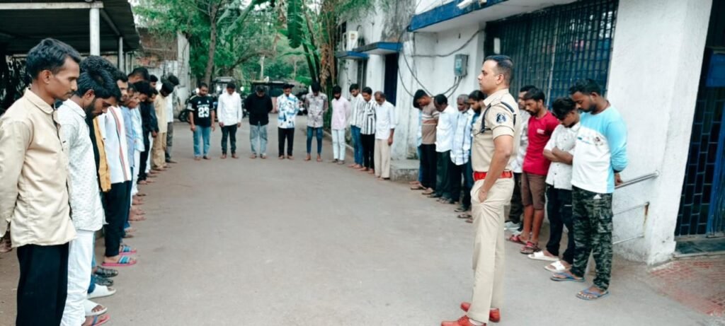 रायपुर: सार्वजनिक स्थानों पर जाम छलकाने वालों पर पुलिस का शिकंजा, 64 गिरफ्तार WhatsApp Image 2026 04 06 at 8.11.18 PM