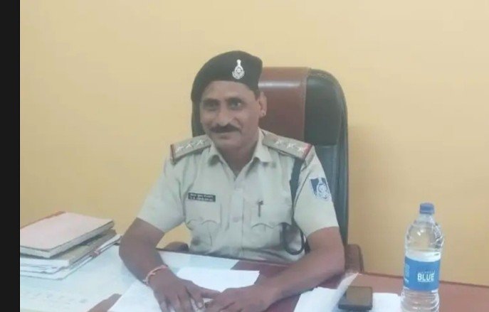 कटनी/बहोरीबंद: बहोरीबंद थाना में प्रशासनिक फेरबदल के बाद रविवार को नवागत थाना प्रभारी विजय विश्वकर्मा ने पदभार ग्रहण कर लिया। WhatsApp Image 2026 04 07 at 21.16.39