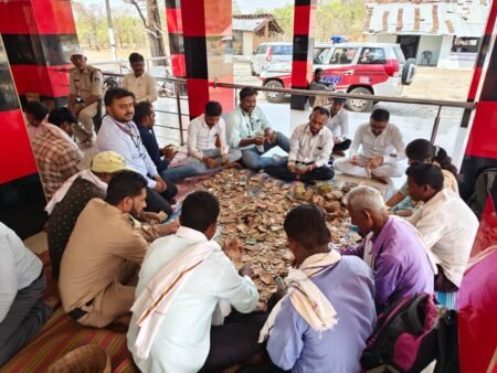 चैत्र नवरात्र के बाद मां वीरासन देवी मंदिर की दान पेटी खुली, 2.64 लाख रुपये निकले WhatsApp Image 2026 04 08 at 08.50.26