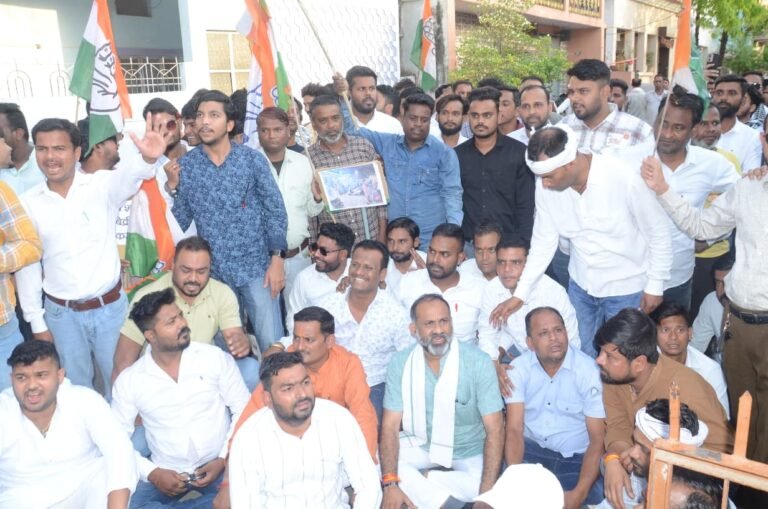 आज नगर कांग्रेस कमेटी, जबलपुर के तत्वावधान में शहर की कानून-व्यवस्था एवं अवैध गतिविधियों के विरोध में एक महत्वपूर्ण ज्ञापन सी.एस.पी. नागोटिया (सी.एस.पी. गोरखपुर संभाग) को थाना संजीवनी नगर में सौंपा गया। WhatsApp Image 2026 04 09 at 7.51.35 PM