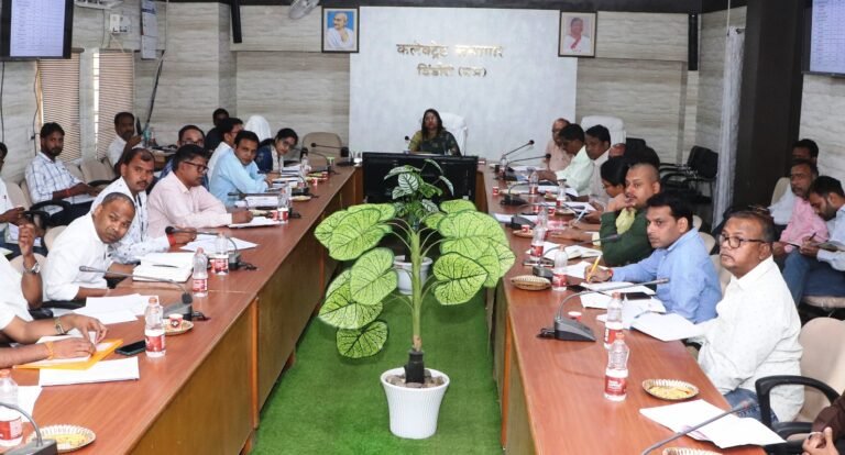 स्वास्थ्य योजनाओं पर कलेक्टर सख्त: 100% टीकाकरण, आयुष्मान कार्ड और सिकल सेल जांच पर दिया जोर WhatsApp Image 2026 04 10 at 8.21.47 PM