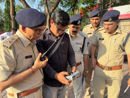 डीसीपी, ट्रैफिक ने ड्रोन के माध्यम से यातायात व्यवस्था पर रखी नजर WhatsApp Image 2026 04 11 at 08.25.14