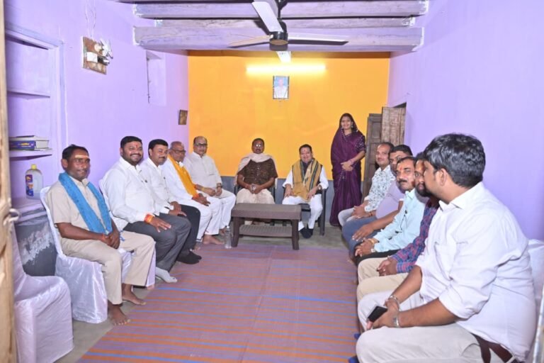 विधायक डॉ. संपत अग्रवाल ने कुदारीबाहरा और सलडीह में की जनसंपर्क की नई शुरुआत, ‘गाँव चलो-घर चलो अभियान’ को मिला भारी जनसमर्थन WhatsApp Image 2026 04 12 at 14.41.06