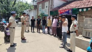 रायपुर: तड़के सुबह पुलिस की बड़ी स्ट्राइक; सेंट्रल ज़ोन में 132 बदमाशों की परेड, 11 वारंटी गिरफ्तार WhatsApp Image 2026 04 12 at 20.02.13