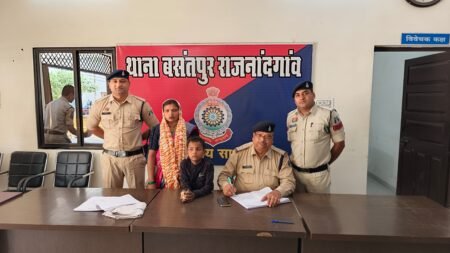 दिव्यांग बालक को बसंतपुर (राजनांदगाव) पुलिस ने सकुशल उसके परिजनों को सौपा WhatsApp Image 2026 04 13 at 19.41.43