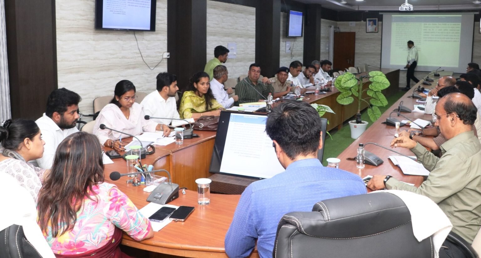 सड़क सुरक्षा पर प्रशासन सख्त: “हेलमेट नहीं तो पेट्रोल नहीं”, गोवंश हटाने से लेकर ब्लैक स्पॉट सुधार तक बड़े फैसले WhatsApp Image 2026 04 13 at 20.21.16