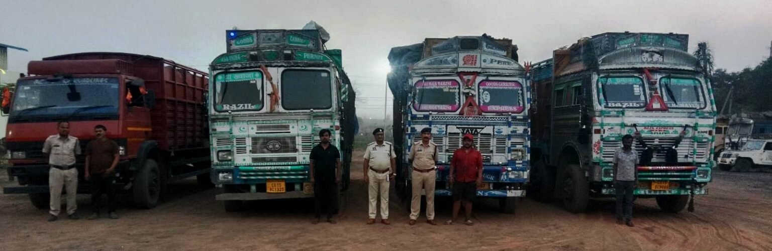 रायगढ़ पुलिस का “ऑपरेशन प्रहार”: 21 लाख का अवैध कबाड़ जब्त, 5 ट्रक पुलिस के कब्जे में WhatsApp Image 2026 04 16 at 15.30.36