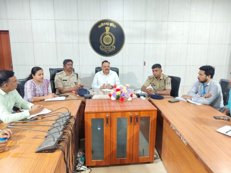 • पुलिस उप महानिरीक्षक (DIG) श्री रामकृष्ण साहू (IPS) के निर्देशन पर एएसपी श्री हरीश कुमार यादव ने ली साइबर अपराध की रोकथाम एवं सुरक्षा व्यवस्था को दृष्टिगत रखते हुए शहर के बैंक शाखा प्रबंधकों की बैठक। WhatsApp Image 2026 04 16 at 18.22.25