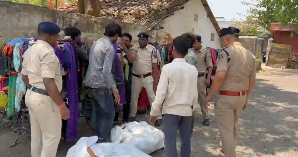 ऑपरेशन निश्चय: रायपुर पुलिस ने किया अंतरराज्यीय गांजा तस्करी के ‘कपड़ा फेरी’ मॉड्यूल का भंडाफोड़, करोड़ों का माल बरामद 1 0fc486c7 ae34 4ba4 a863 7affb697f523