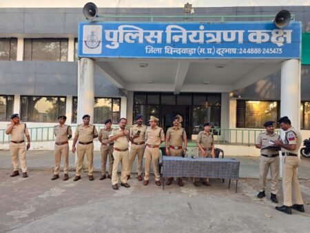 छिंदवाड़ा पुलिस बल ने आगामी त्यौहार ईद उल जुहा (बकरीद) को दृष्टिगत रखते हुए निकाला फ्लैग मार्च 4720ae0d 184f 42c0 a032 51ca809ad1f3