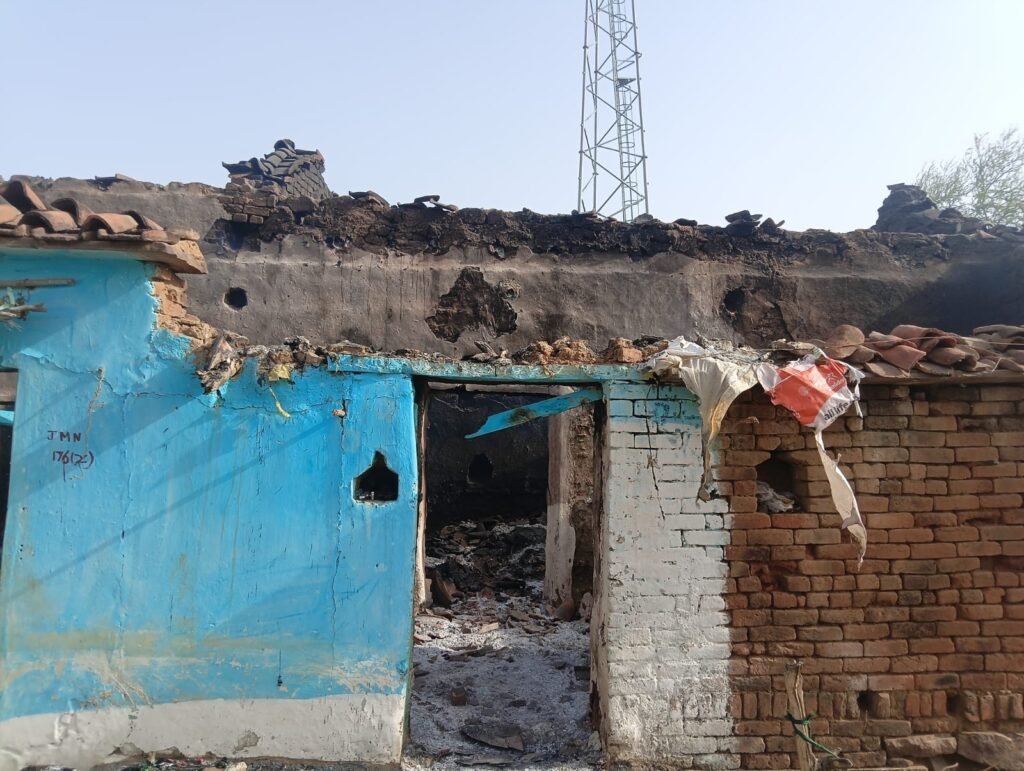 शॉर्ट सर्किट होने से लगी आग,गैस सिलेंडर फटने से मकान हुआ नष्ट एवं गृहस्थी का सामान जलकर हुआ राख 1 6a2ab613 04d7 4f30 97b8 2dc94221e9f5