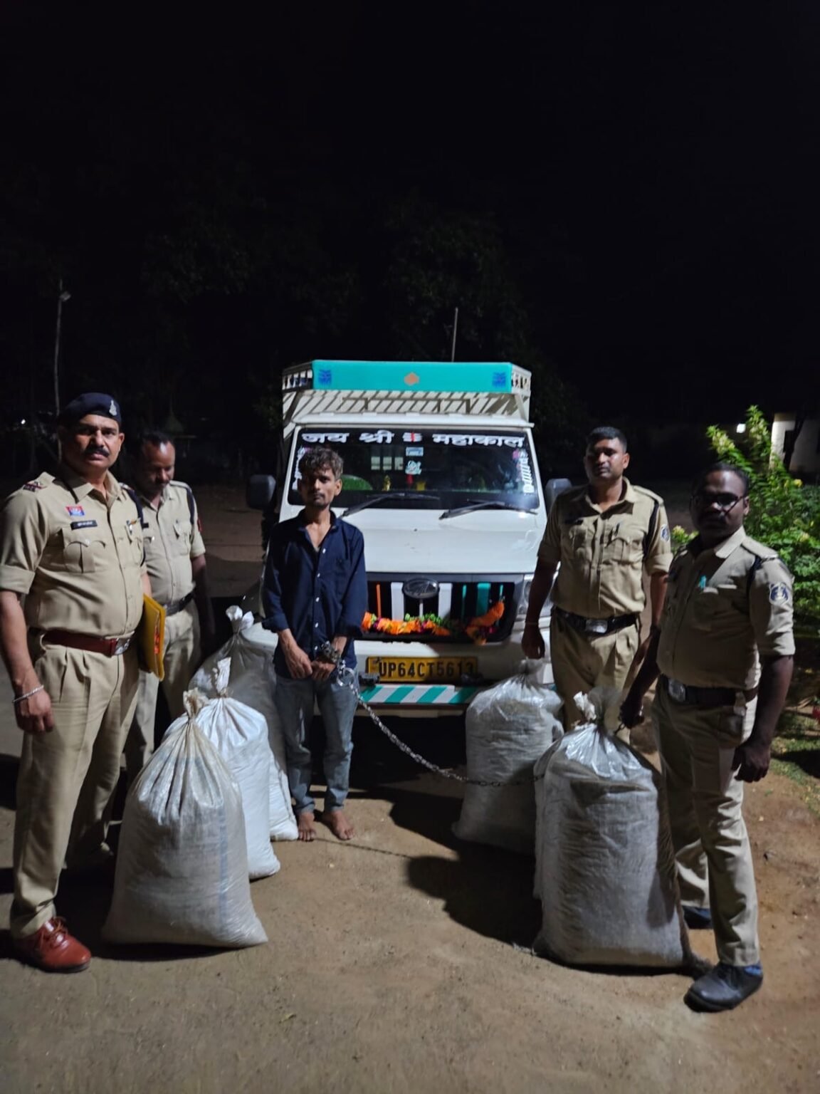 गरियाबंद पुलिस द्वारा लगभग 130 किलो ग्राम अवैध गांजा एवं एक पिकअप वाहन के साथ 1 आरोपी गिरफ्तार। 970b8222 4947 4423 80fe d842279cc5fc