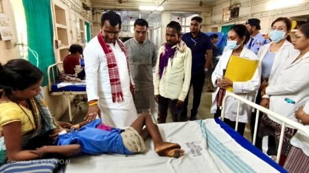 तेंदुए के हमले से घायल 10 वर्षीय बालक से मिलने मेकाहारा पहुंचे विधायक रोहित साहू 998a8371 f36b 4da9 922e 15f671ee8981 1