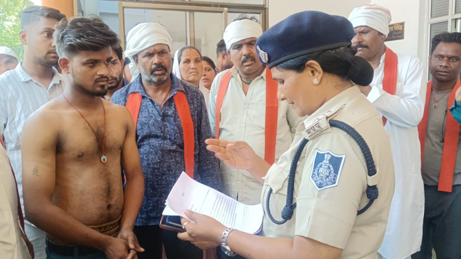 जबलपुर में युवक के अपहरण और जानलेवा हमले से ग्रामीणों में आक्रोश, पुलिस कार्रवाई पर उठे सवाल WhatsApp Image 2026 05 11 at 16.56.43