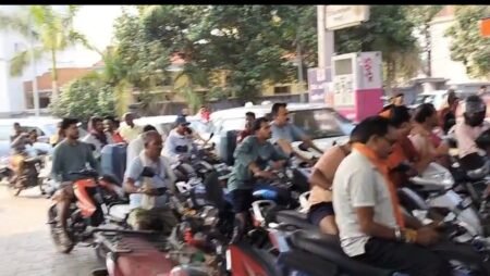 गरियाबंद में पेट्रोल-डीजल संकट गहराया, घंटों लाइन में खड़े रहने को मजबूर लोग WhatsApp Image 2026 05 15 at 10.36.52
