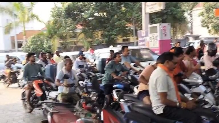 गरियाबंद में पेट्रोल-डीजल संकट गहराया, घंटों लाइन में खड़े रहने को मजबूर लोग WhatsApp Image 2026 05 15 at 10.36.52