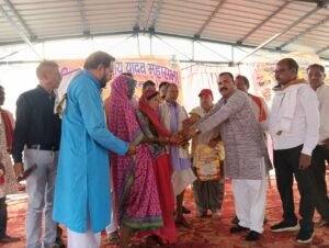 सामाजिक कुरीतियों पर प्रहार _राम कुंडी धाम मे 17 मई को अखिल भारतवर्षीय यादव महासभा जिला सिवनी एवं संभागीय संगठन के पदाधिकारी एवं हजारों की संख्या मे जुड़े यादव महासभा के लोगो ने समाज के नागरिकों के साथ हो रहे शोषण WhatsApp Image 2026 05 18 at 10.41.08