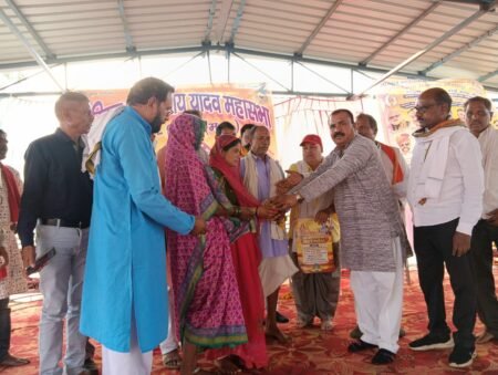 सामाजिक कुरीतियों पर प्रहार _राम कुंडी धाम मे 17 मई को अखिल भारतवर्षीय यादव महासभा जिला सिवनी एवं संभागीय संगठन के पदाधिकारी एवं हजारों की संख्या मे जुड़े यादव महासभा के लोगो ने समाज के नागरिकों के साथ हो रहे शोषण WhatsApp Image 2026 05 18 at 10.41.08