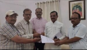 ऑनलाइन फार्मेसियों के खिलाफ केमिस्टों का हल्लाबोल, 20 मई को देशव्यापी बंद का ऐलान खजुराहो सांसद को सौंपा ज्ञापन। WhatsApp Image 2026 05 18 at 10.45.24