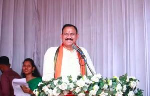 स्वास्थ मंत्री श्याम बिहारी के काफिले में l केवल दो गाड़िया, मंत्री ने कार्यक्रम के बीच में मंच से दिया फॉलो गाड़ी और कारकेट को वापस जाने का आदेश WhatsApp Image 2026 05 18 at 17.13.46