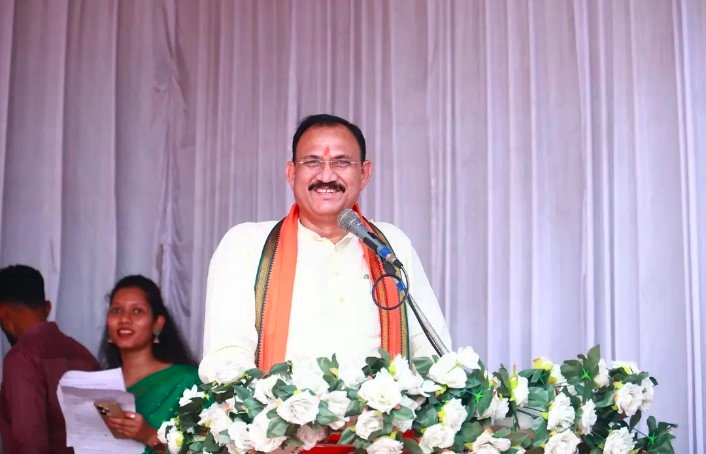 स्वास्थ मंत्री श्याम बिहारी के काफिले में l केवल दो गाड़िया, मंत्री ने कार्यक्रम के बीच में मंच से दिया फॉलो गाड़ी और कारकेट को वापस जाने का आदेश WhatsApp Image 2026 05 18 at 17.13.46