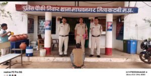 चौकी निवार से , थाना माधवनगर पुलिस द्वारा महिला की झाड़ फुक कर छेड़ छाड़ करने बाला बाबा गिरफ्तार ।* WhatsApp Image 2026 05 18 at 20.20.58