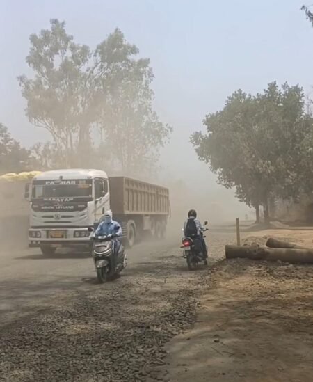 धूल के गुब्बारे में तब्दील हुआ शहडोल-रीवा रोड, सफर बना जानलेवा WhatsApp Image 2026 05 20 at 14.21.07